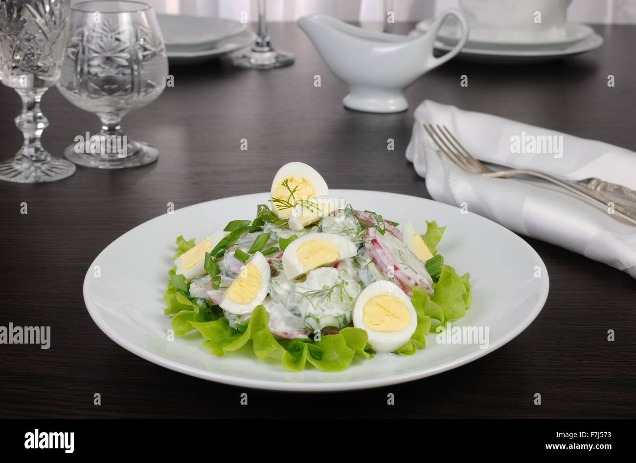 Il ravanello con insalata di cetrioli e uova di quaglia per la salsa di latte Foto Stock