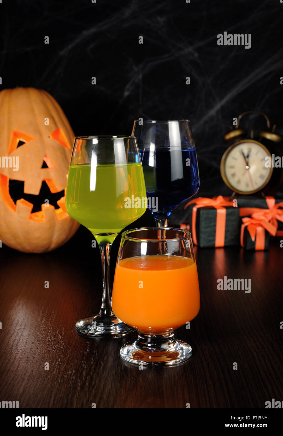 Una varietà di succhi di frutta e bevande sul tavolo in onore di Halloween Foto Stock