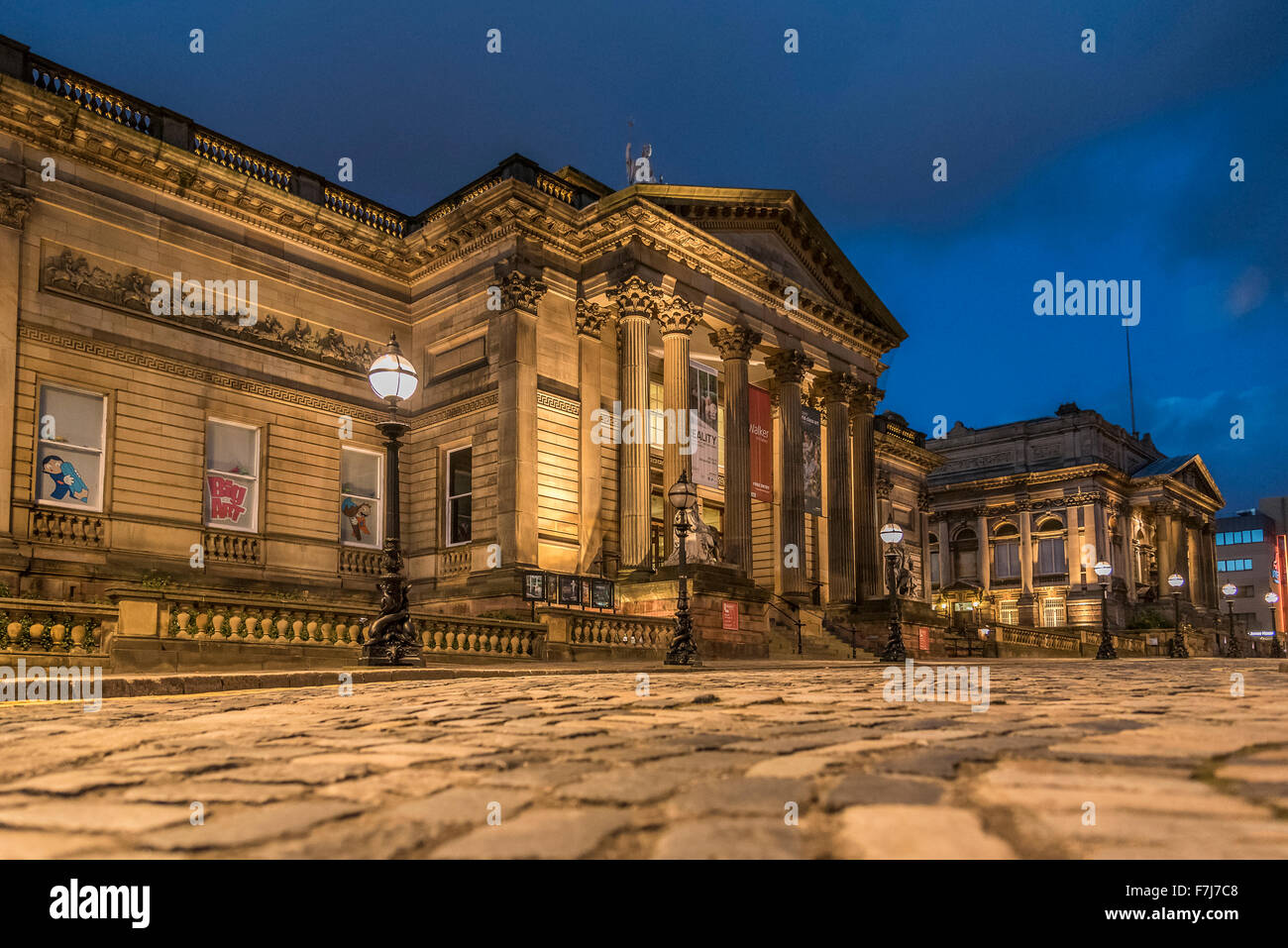 La Walker Art Gallery ( a sinistra ) e la ex Alta Corte di William Brown street Liverpool illuminata di notte. Foto Stock