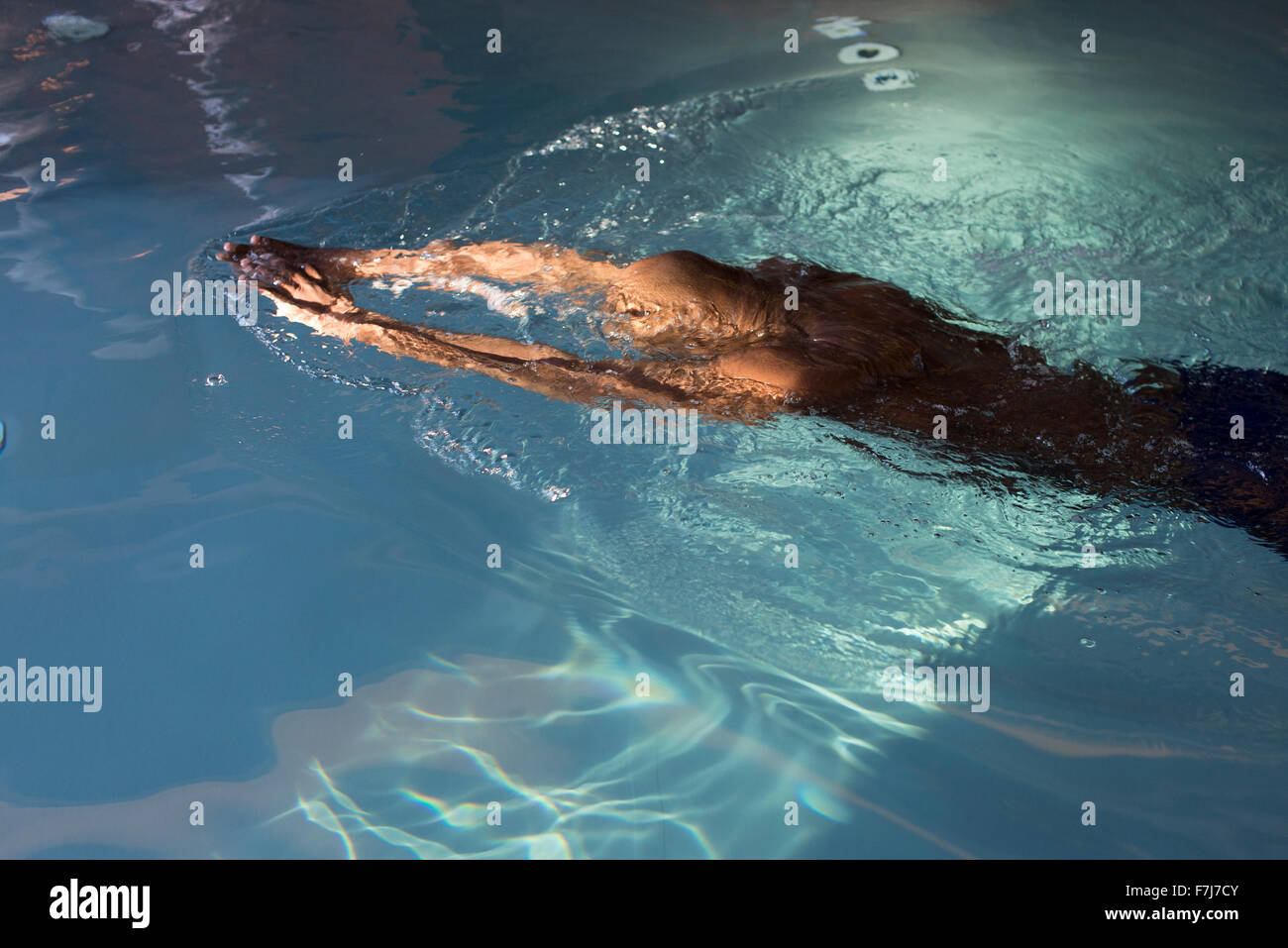 Uomo di nuoto in piscina Foto Stock