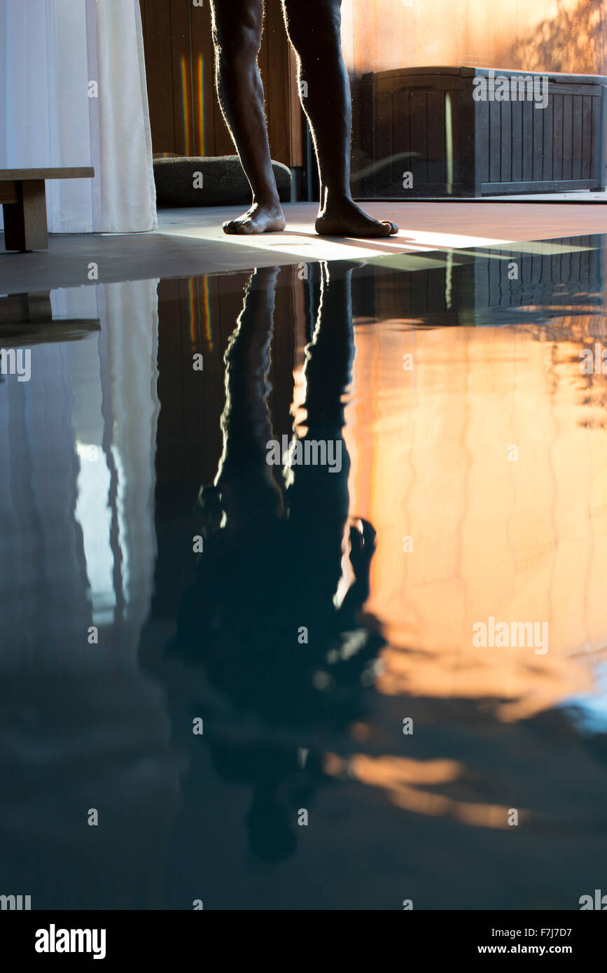 Uomo di riflessione sulla piscina termale, sezione bassa Foto Stock