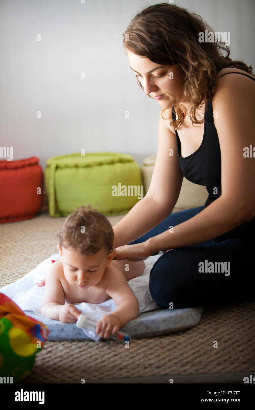 Bambino di essere massaggiato Foto Stock