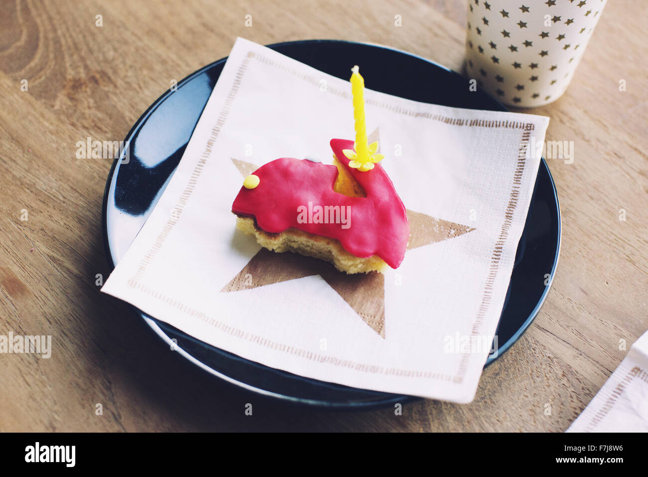 Una piccola torta di compleanno con candela Foto Stock