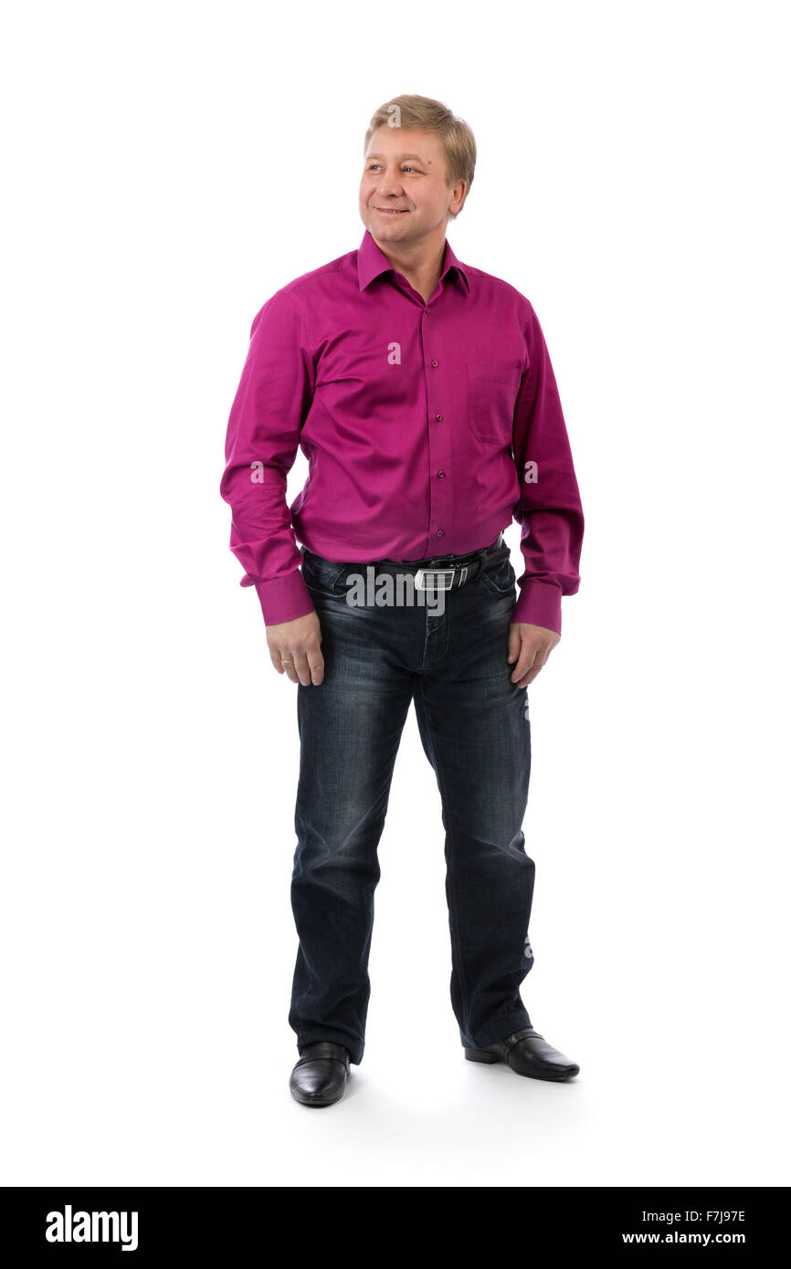 Il 40-anno-vecchio uomo su sfondo bianco in un viola shirt design casual. Studio, isolare il bianco. Foto Stock