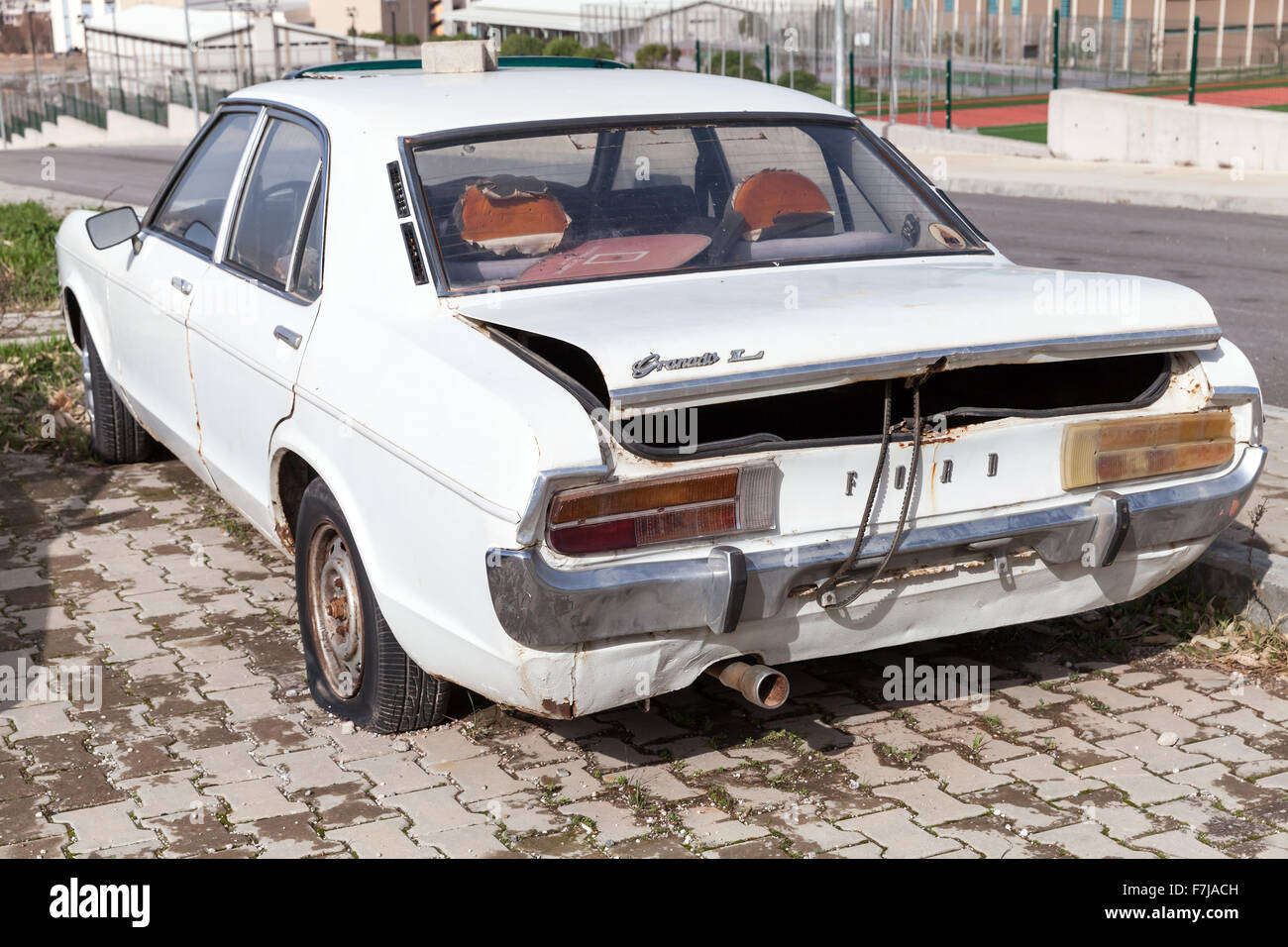 Izmir, Turchia - 5 Febbraio 2015: il vecchio abbandonato bianca europea modifica di Ford Granada sorge sulla strada Foto Stock