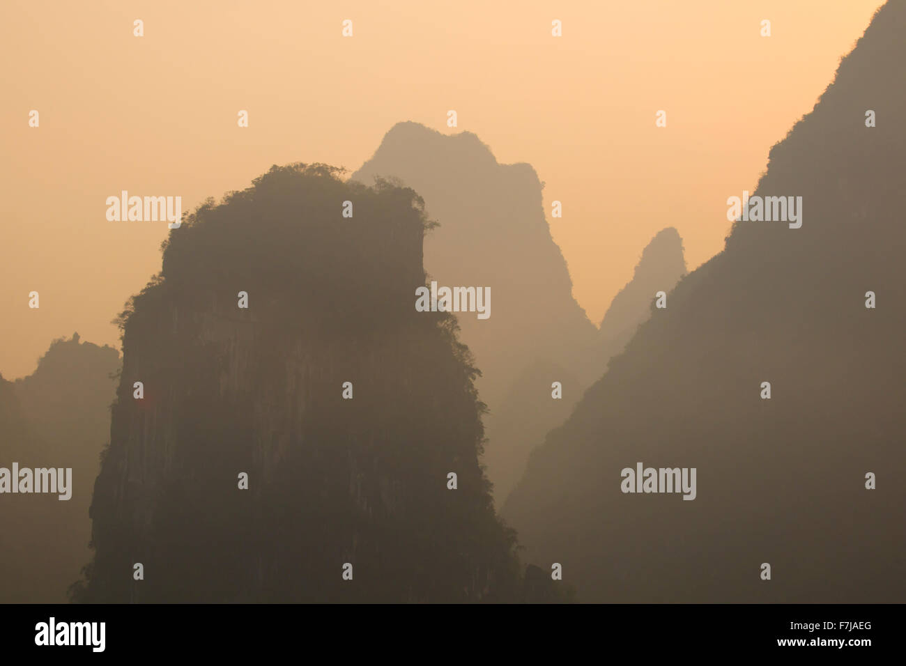 Calcare formazioni carsiche sul Fiume Li al Misty Dawn Guilin Regione Guangxi, Cina LA008236 Foto Stock