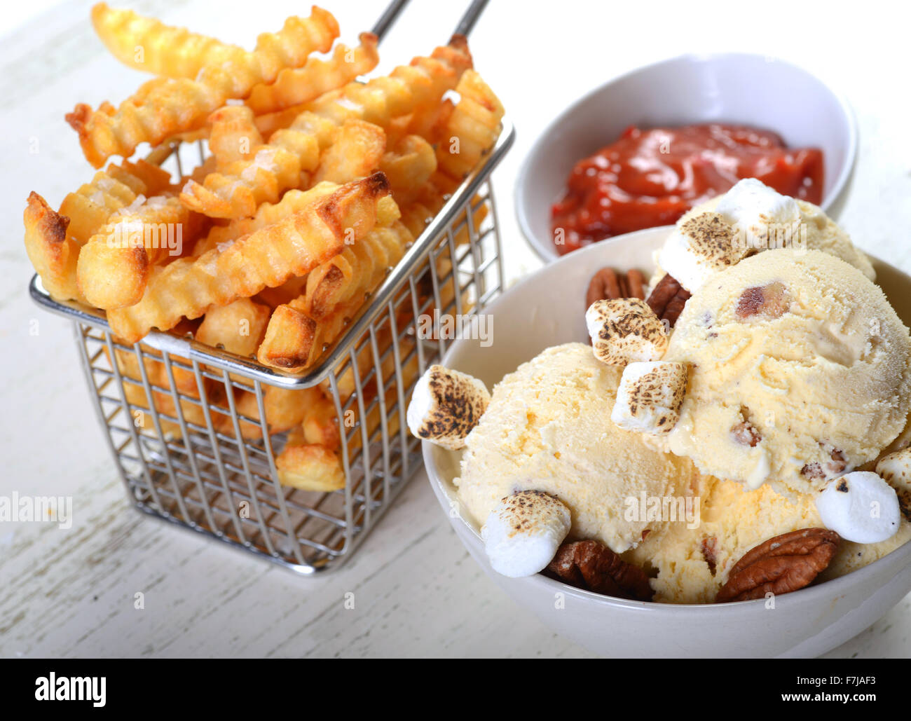 Il burro di noci pecan tagliate a Gelato servita calda con patate fritte Foto Stock