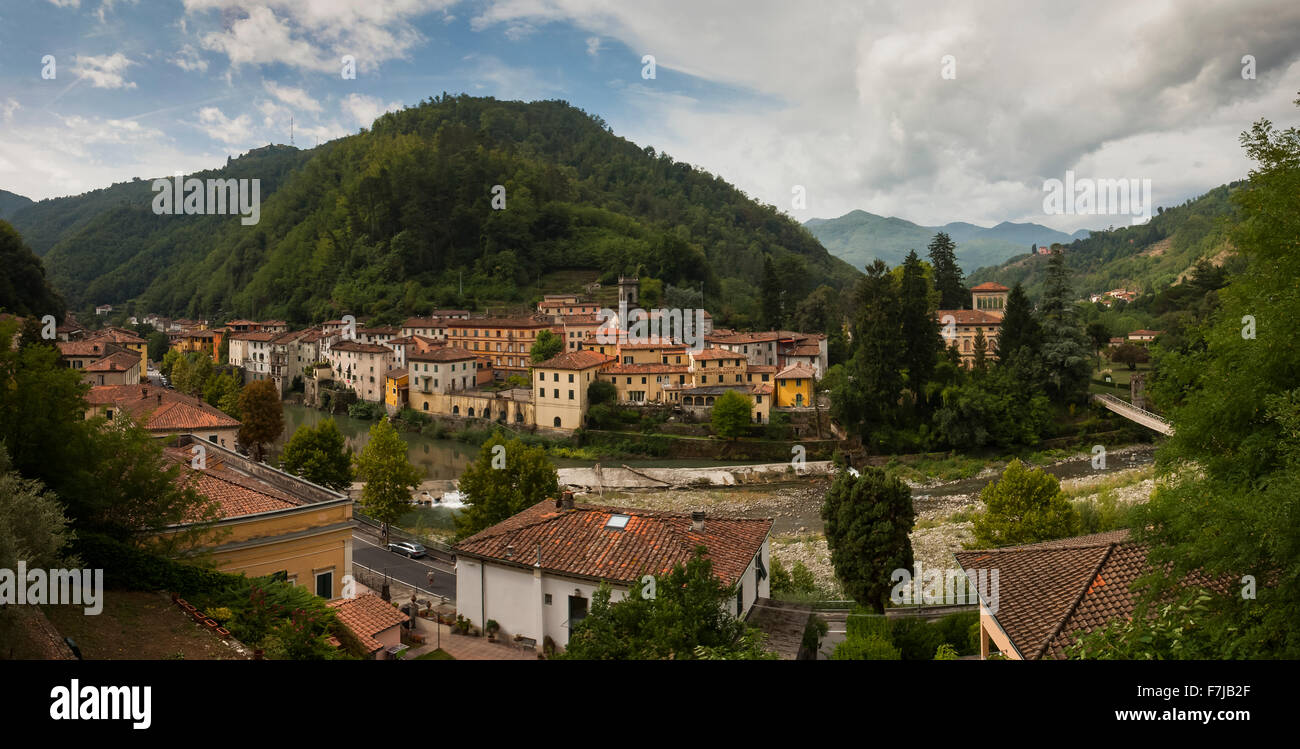 Riverside Ponte a Serraglio, bagni di Lucca, Toscana, Italia. Foto Stock