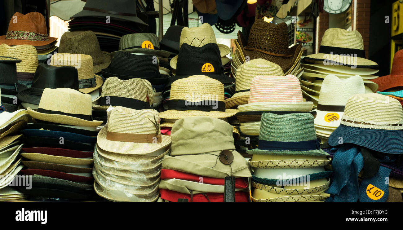 Un abbondanza di cappelli in vendita su uno stallo visto a Cambridge Circus London WC2 UK nel settembre 2015. Foto Stock