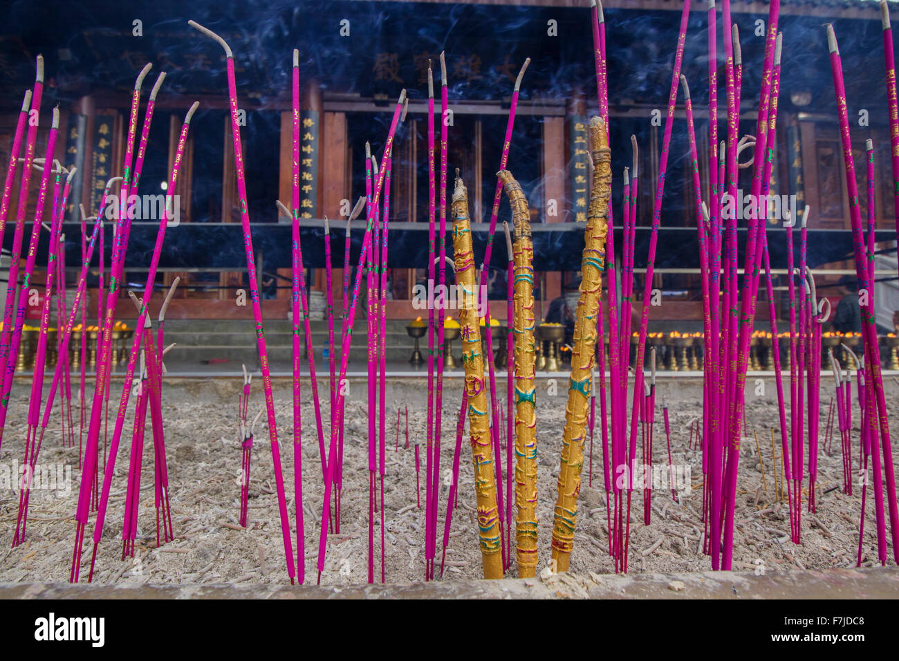 Bruciare incenso a Leshan Tempio del Buddha Gigante nella provincia del Sichuan in Cina la008733 Foto Stock