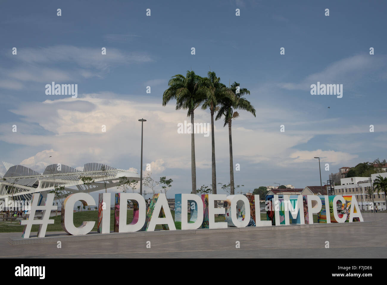 Vista della Praça Mauá con #CIDADEOLIMPICA segno prominente nella parte anteriore del Museu do Amanhã (Museo di domani). Giochi Olimpici di Rio de Janeiro, Brasile, 2016. Foto Stock