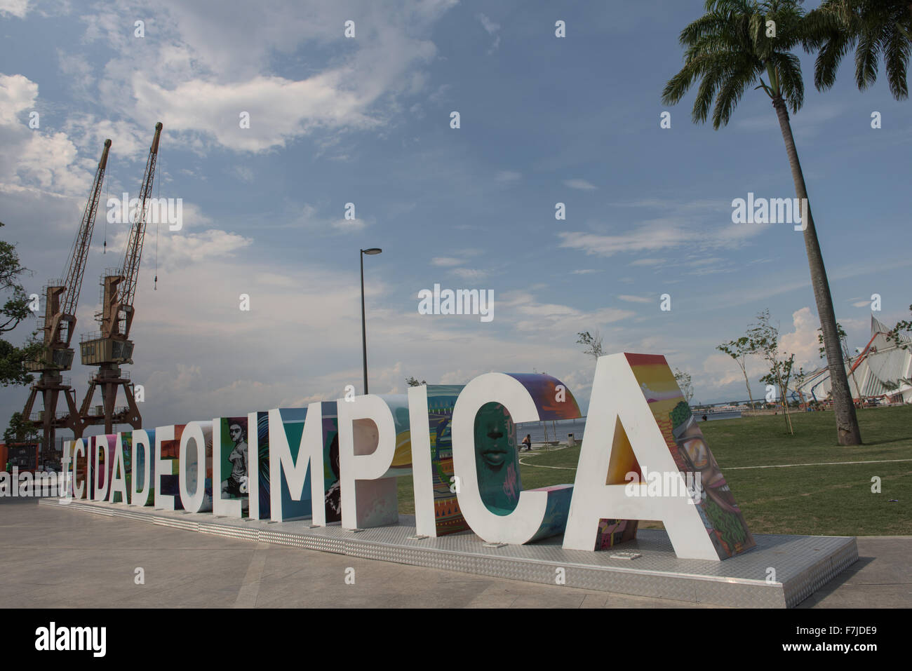 Vista della Praça Mauá con #CIDADEOLIMPICA segno prominente con dock in disuso gru, lasciato come parte della rigenerazione urbana programma. Giochi Olimpici di Rio de Janeiro, Brasile, 2016. Foto Stock