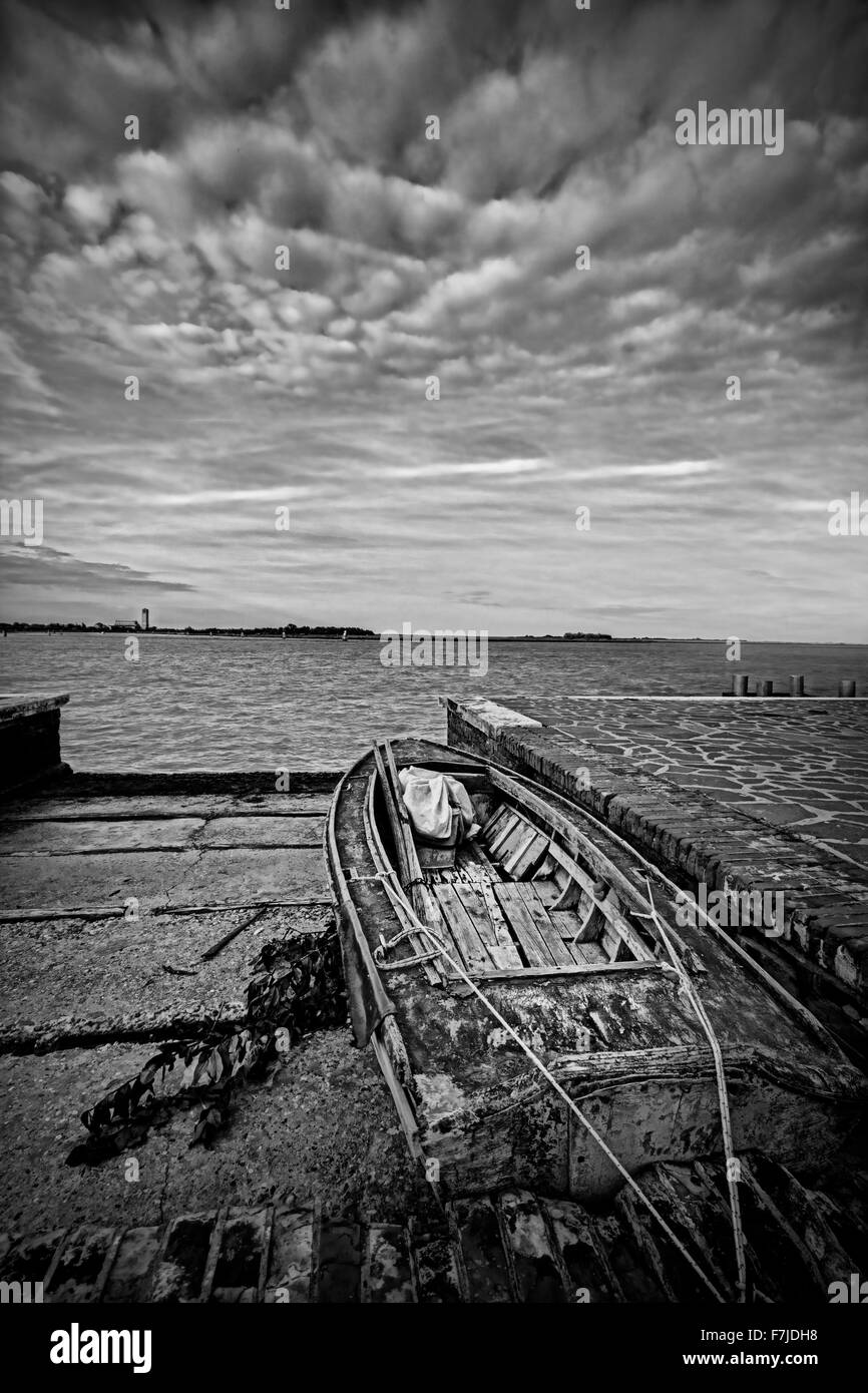 Un legno marrone barca sul fiume Foto Stock