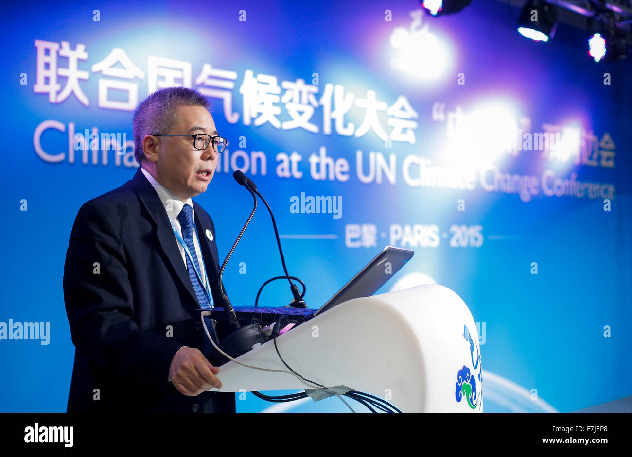 Parigi, Francia. 1 dicembre, 2015. Della Cina di capo negoziatore del clima su Wei ospita la Cina-ADB la cooperazione sul Cambiamento Climatico evento collaterale a margine del 2015 Conferenza delle Nazioni Unite sui cambiamenti climatici (COP 21) a Le Bourget sulla periferia nord di Parigi, Francia, dal 1 dicembre 2015. La Cina lavorerà a stretto contatto con la Banca Asiatica di Sviluppo (ADB) verso la sua anidride carbonica (CO2) obiettivi di riduzione delle emissioni © Xinhua/Alamy Live News Foto Stock