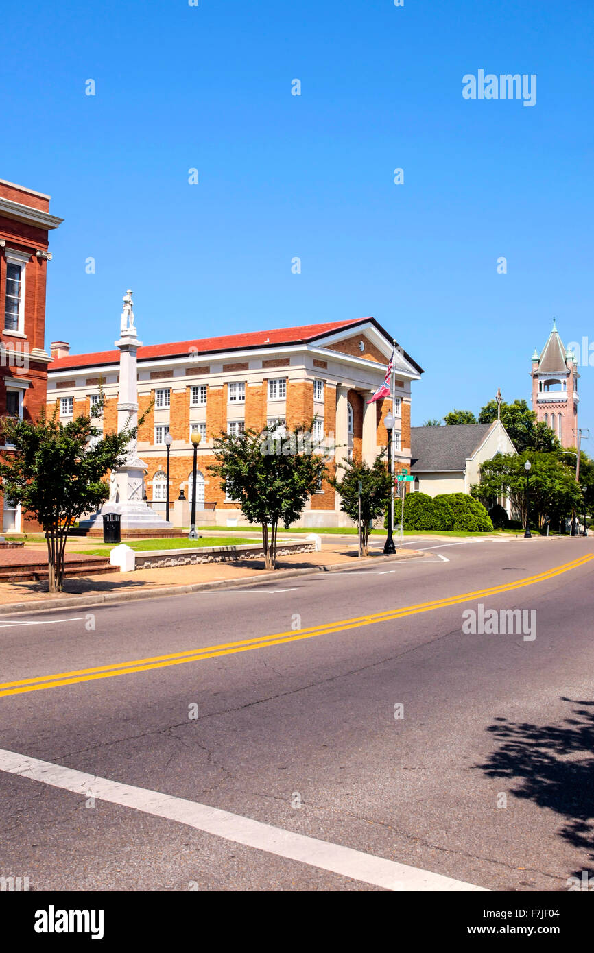Il Tempio Massonico tra la County Courthouse e la chiesa metodista sulla strada principale di Hattiesburg Mississippi, Foto Stock