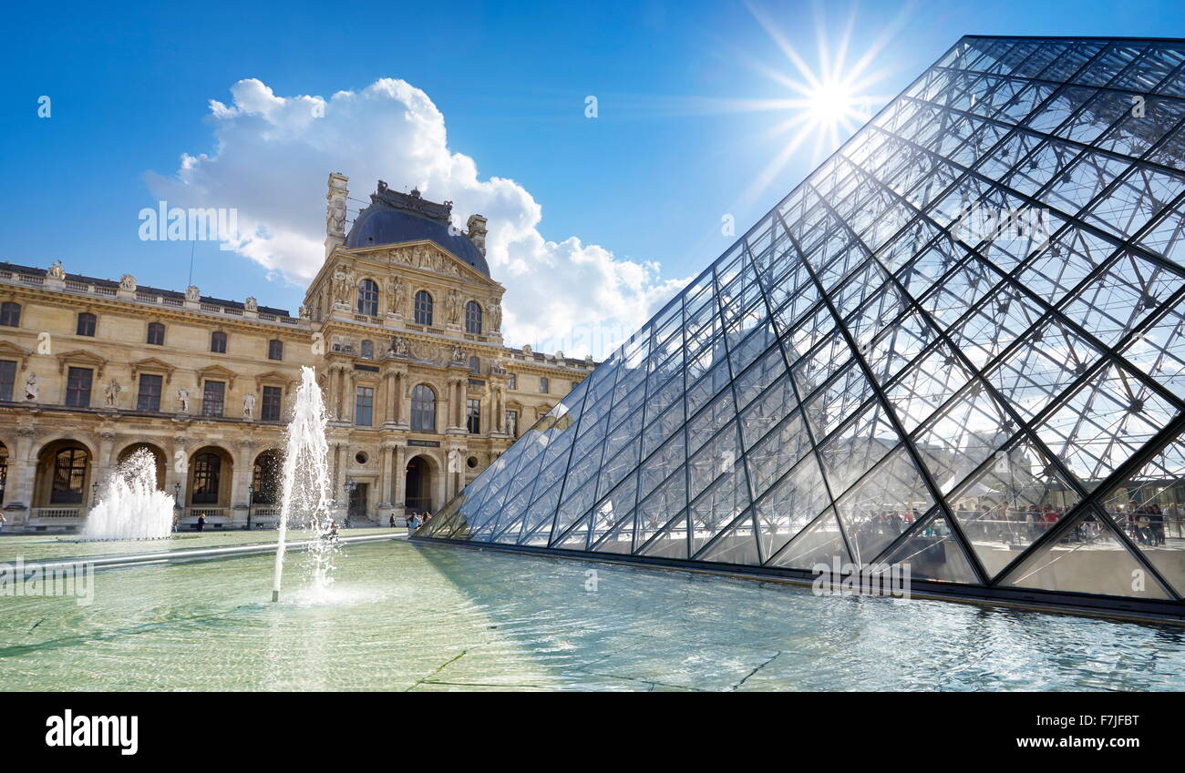 La piramide di vetro al museo del Louvre, Parigi, Francia Foto Stock