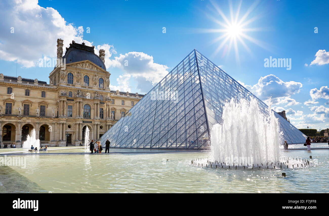 La piramide di vetro al museo del Louvre, Parigi, Francia Foto Stock