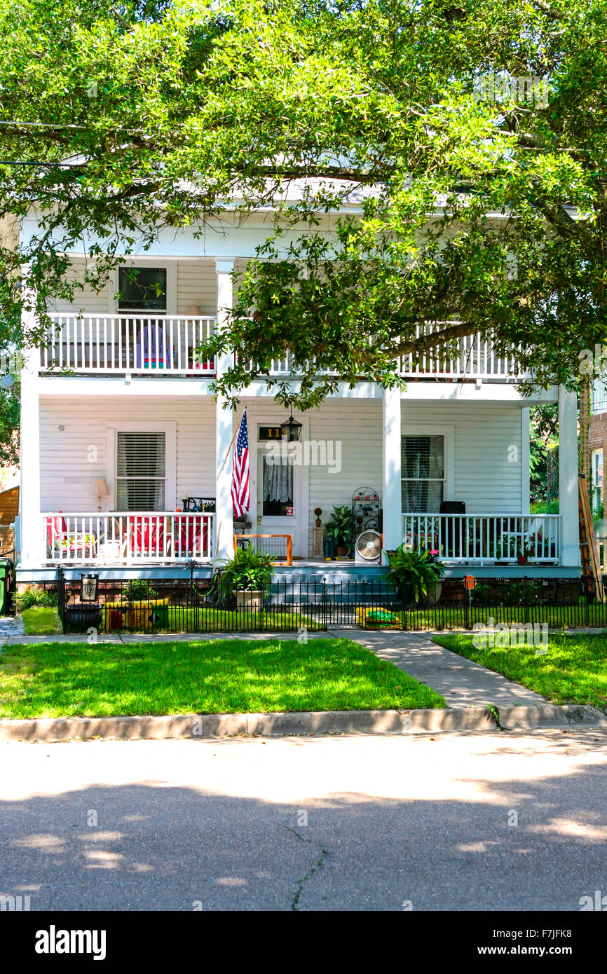 Edilizia residenziale in Hattiesburg Mississippi dove la gente sedersi in veranda e guardare il mondo che passa con un julipe menta Foto Stock