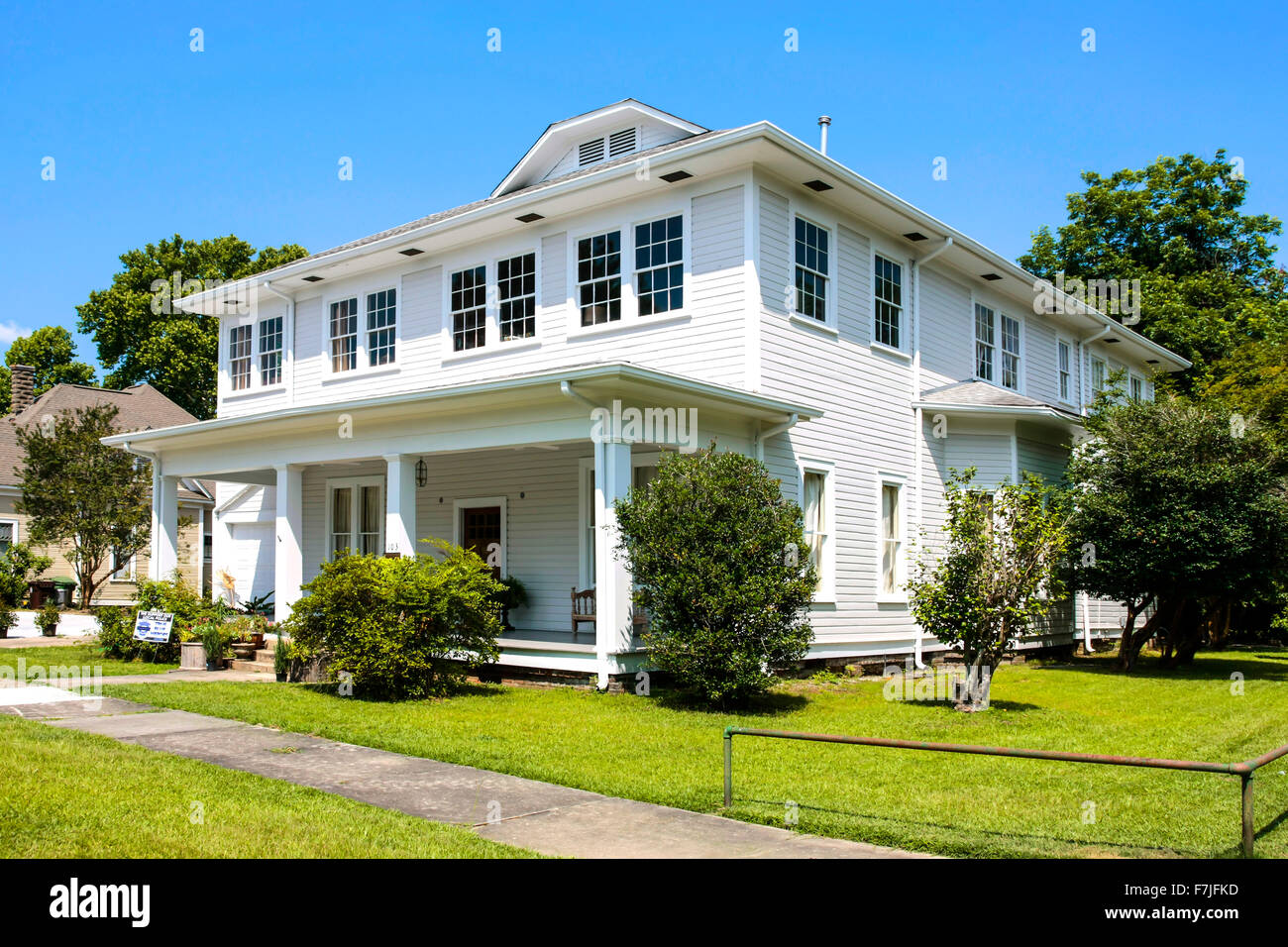 Edilizia residenziale in Hattiesburg Mississippi dove la gente sedersi in veranda e guardare il mondo che passa con un julipe menta Foto Stock