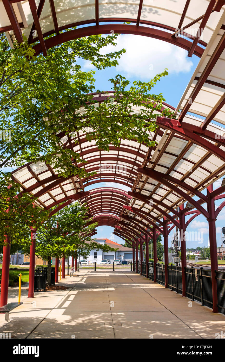 Hattiesburg Mississippi Amtrak railway station piattaforma e tettoia di overhead Foto Stock