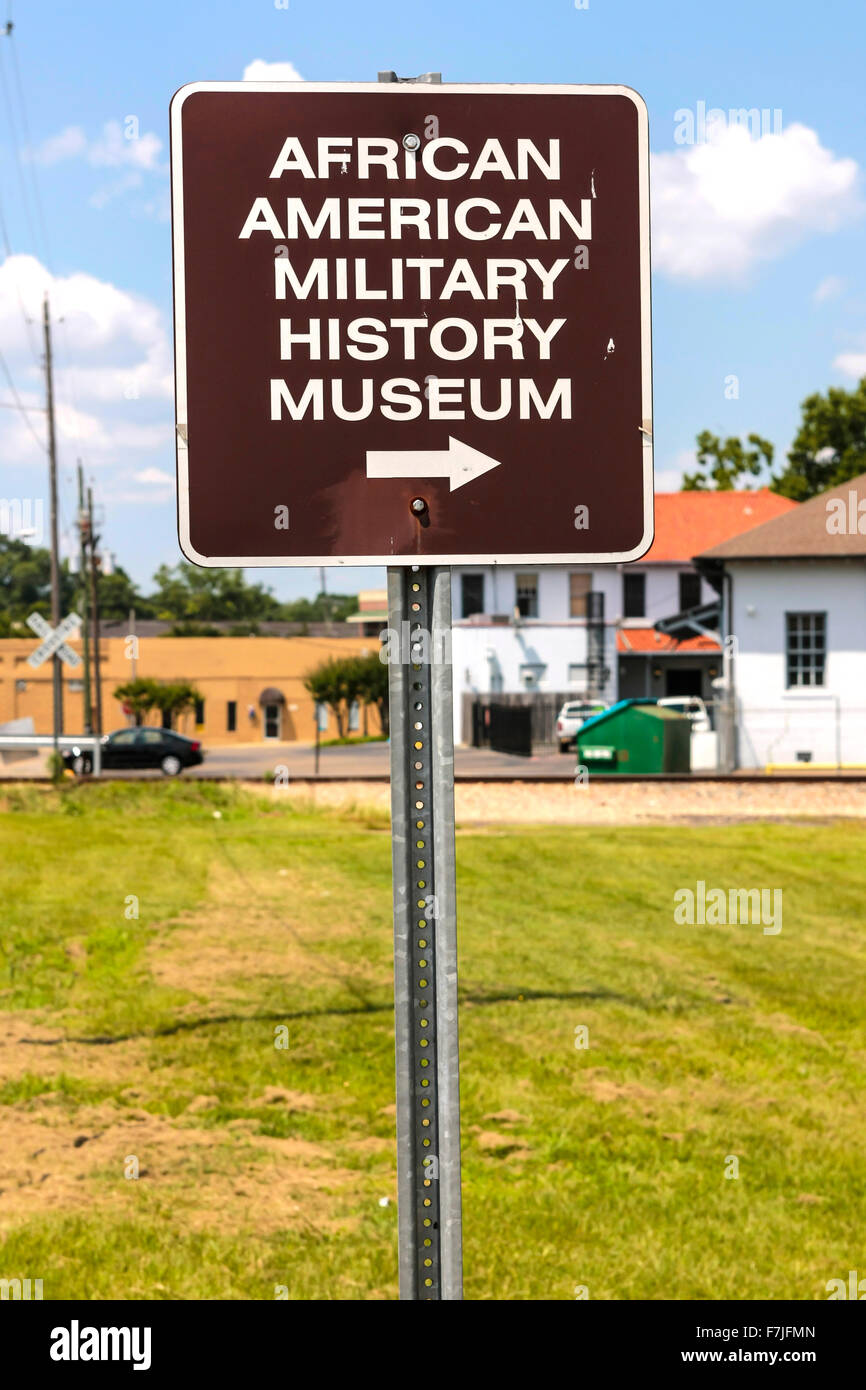 L'African American Museo di Storia Militare in signpost Hattiesburg Mississippi. Aperto nel 1942 serve Camp Shelby come OSU Foto Stock