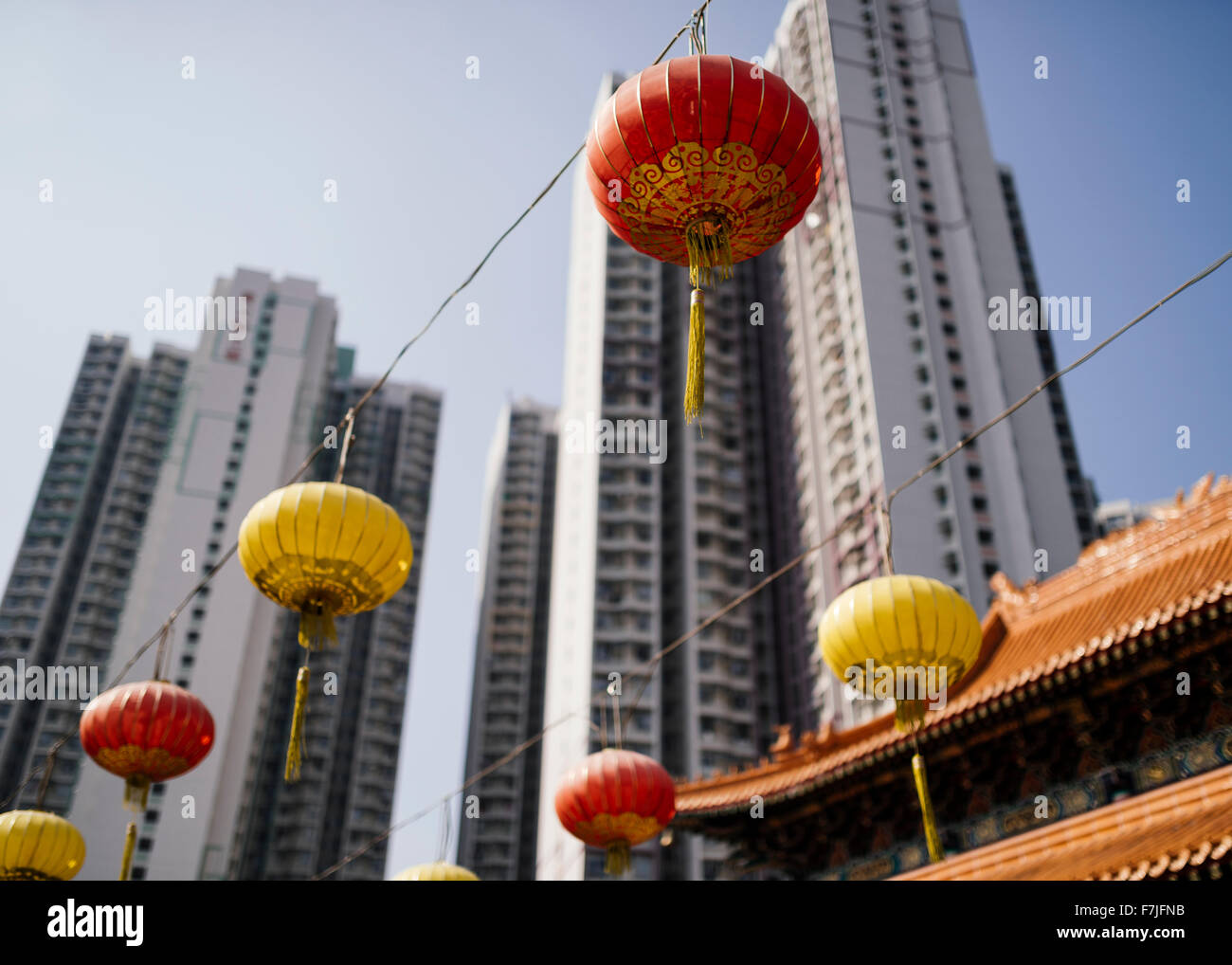 Tradizionali lanterne di carta con elevato aumento alloggiamento in background, Wong Tai Sin Temple, Kowloon, Hong Kong, Cina Foto Stock