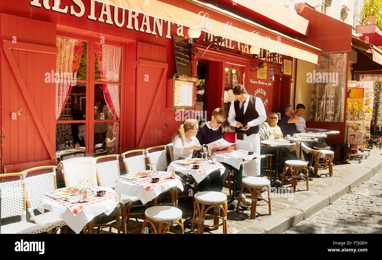 Turisti nel ristorante, quartiere di Montmartre, Parigi, Francia Foto Stock