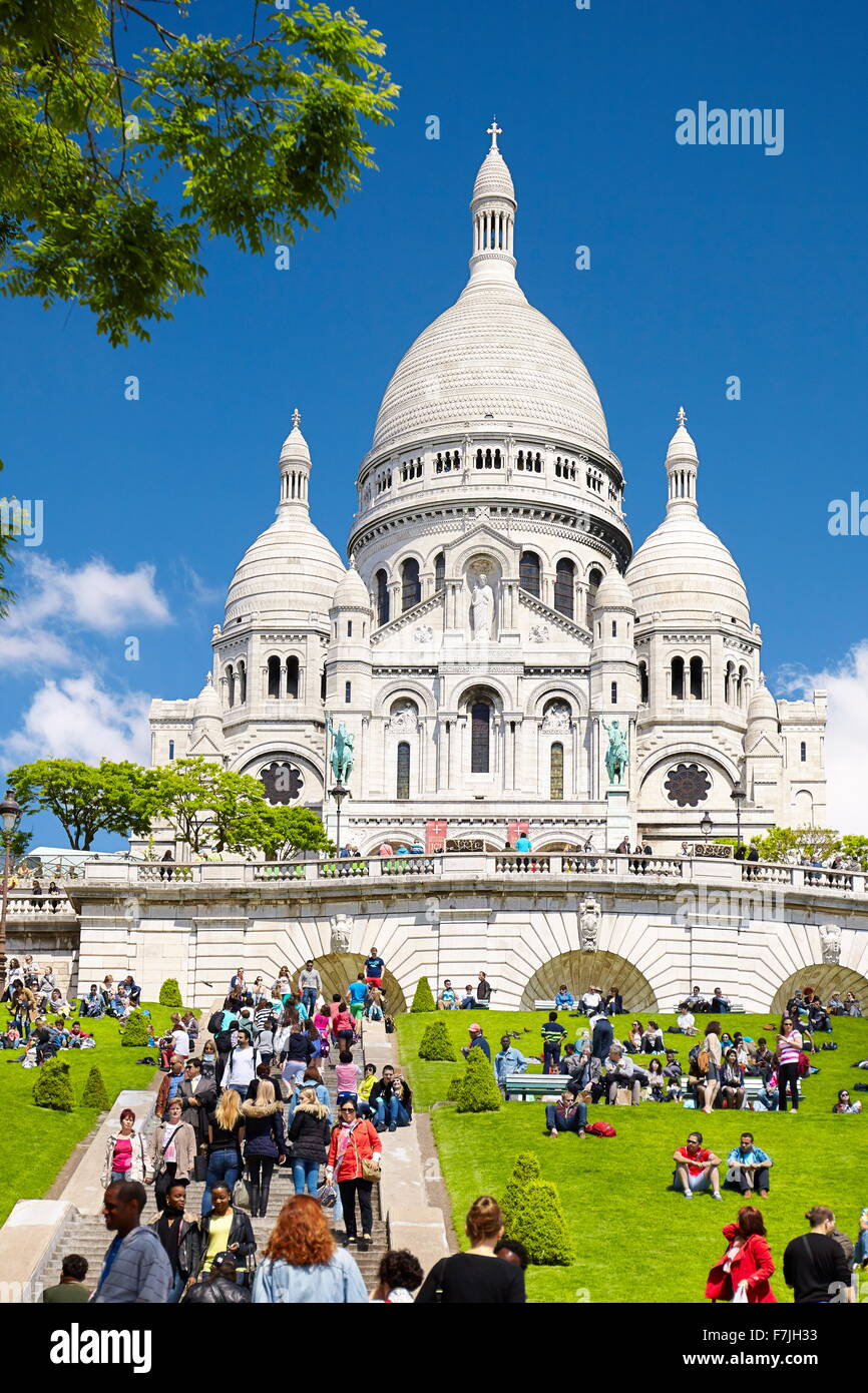 I turisti sui gradini davanti alla Basilica del Sacro Cuore (Du Sacro Cuore), il quartiere di Montmartre, Parigi, Francia Foto Stock