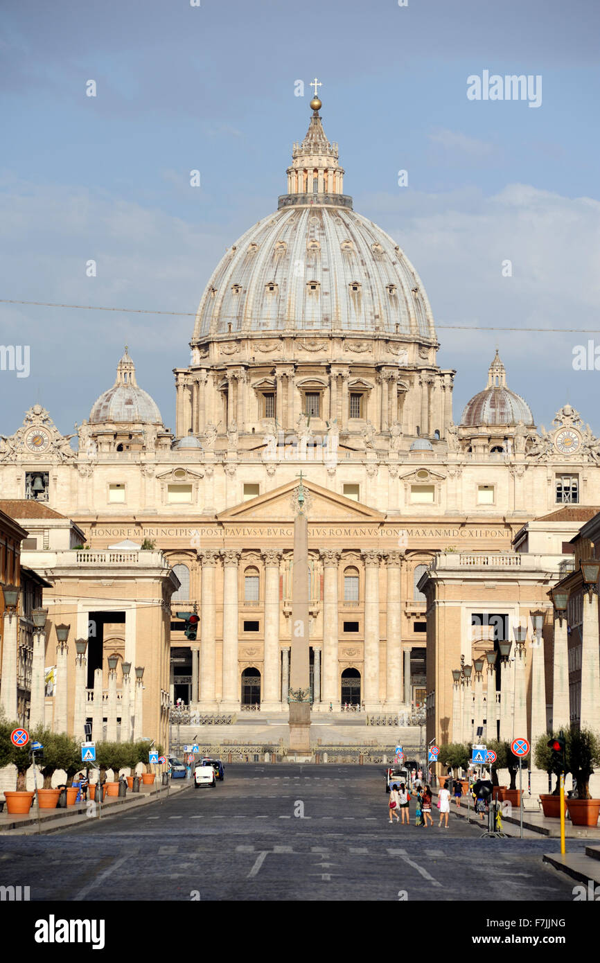 Italia, Roma, via della conciliazione e basilica di San Pietro Foto Stock