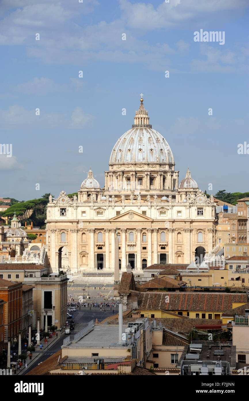 Italia, Roma, basilica di San Pietro vista da Castel Sant'Angelo Foto Stock