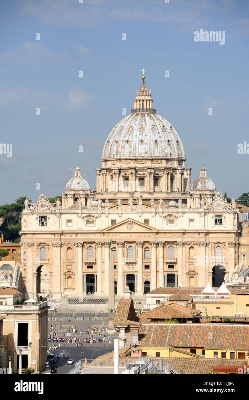 Italia, Roma, basilica di San Pietro vista da Castel Sant'Angelo Foto Stock