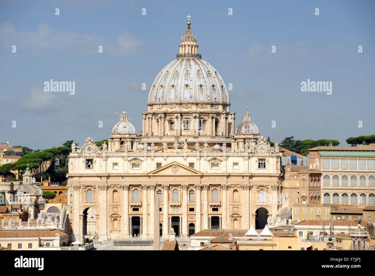 Italia, Roma, basilica di San Pietro vista da Castel Sant'Angelo Foto Stock