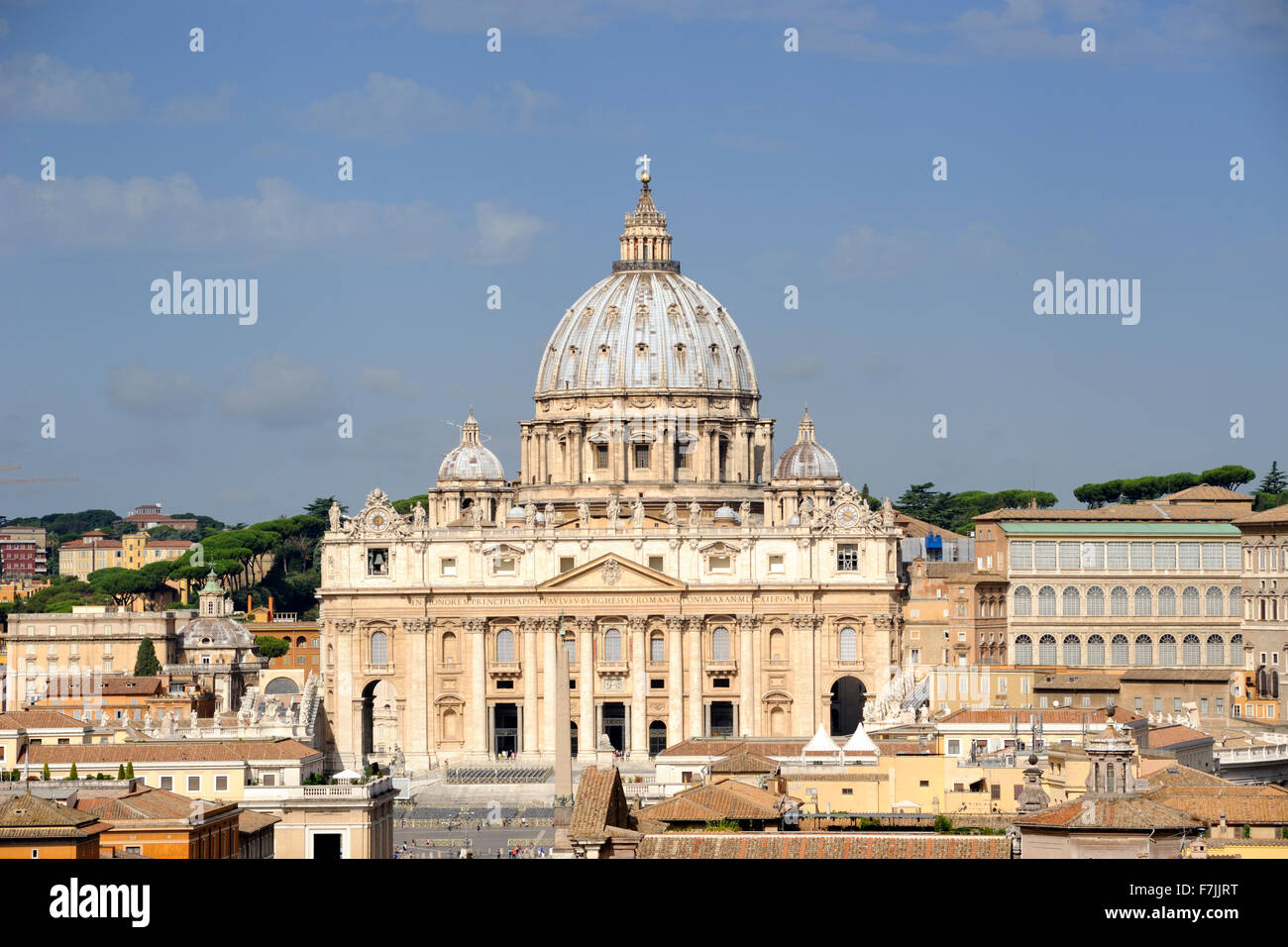 Italia, Roma, basilica di San Pietro vista da Castel Sant'Angelo Foto Stock