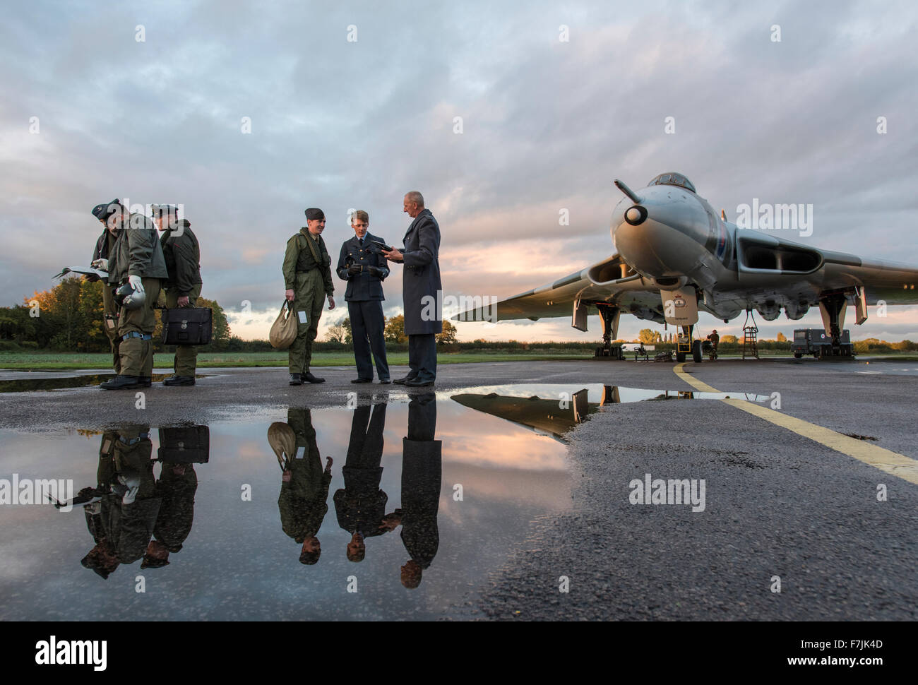 La rievocazione di una missione di notte per un Avro Vulcan Guerra Fredda bombardiere nucleare utilizzando le conserve di RAF aeromobile XM655 a Wellesbourne Foto Stock