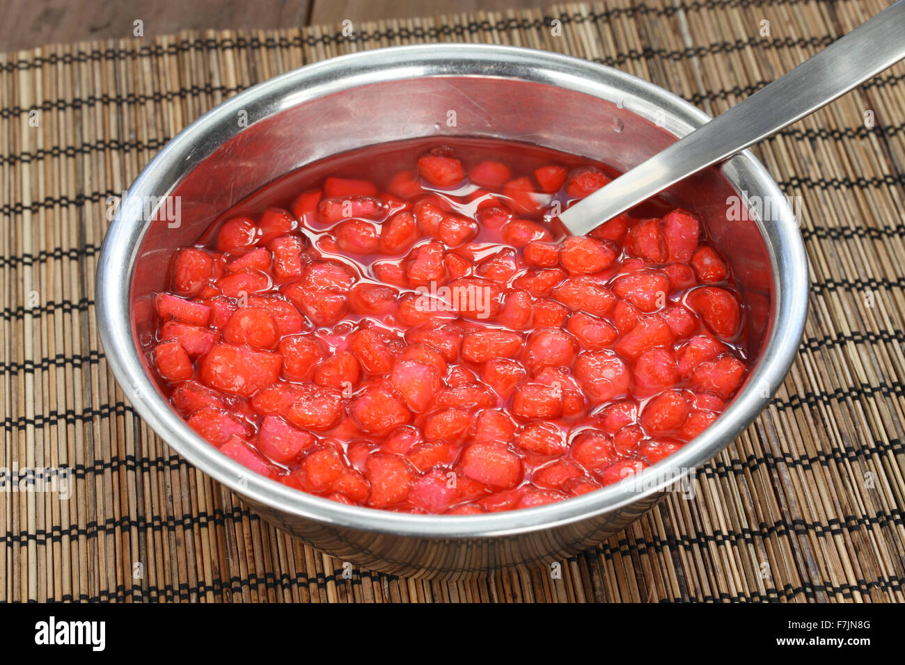 Rosso rubino(vasca krob tim) è un dolce tradizionale in Thailandia effettuate con acqua le castagne in latte di cocco. Foto Stock