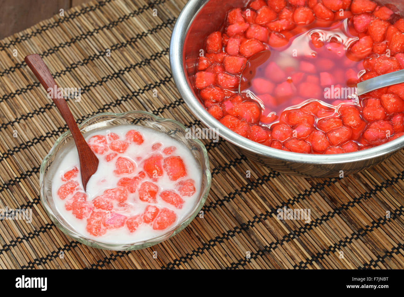 Rosso rubino(vasca krob tim) è un dolce tradizionale in Thailandia effettuate con acqua le castagne in latte di cocco. Foto Stock