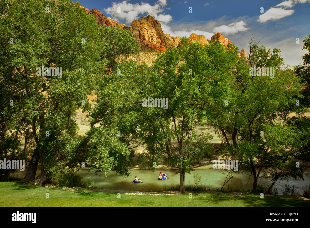 La gente alla deriva verso il basso fiume vergine nel Parco Nazionale di Zion, Utah Foto Stock