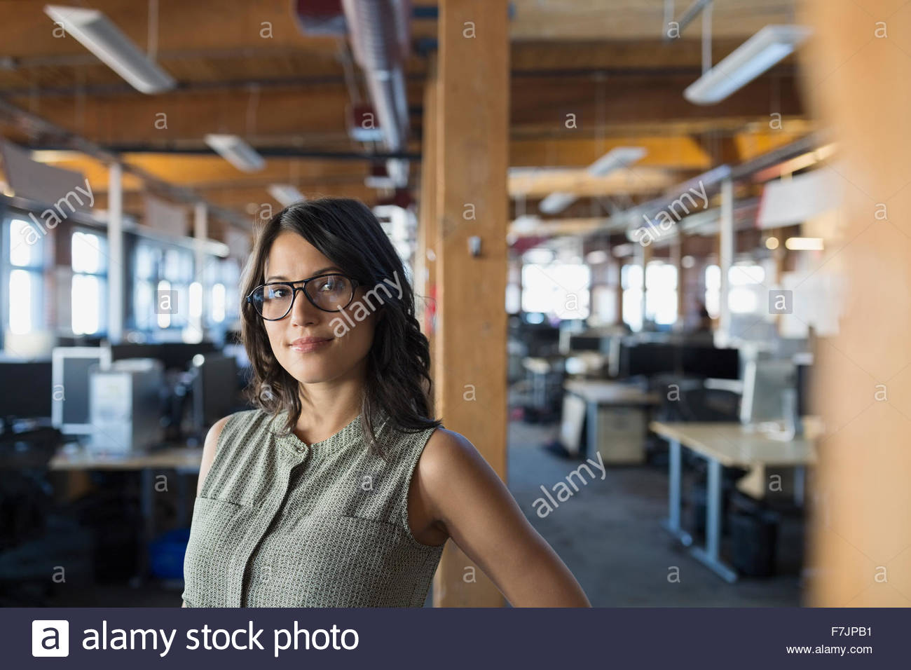 Ritratto fiducioso imprenditrice in office Foto Stock