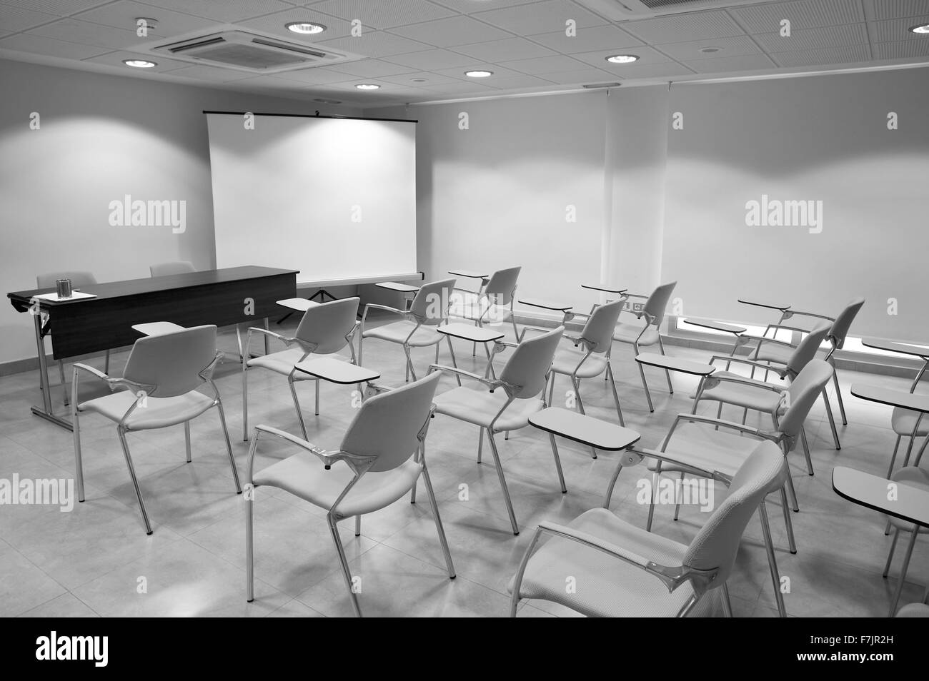 Aula con la scuola sedie e scrivania in bianco e nero Foto Stock
