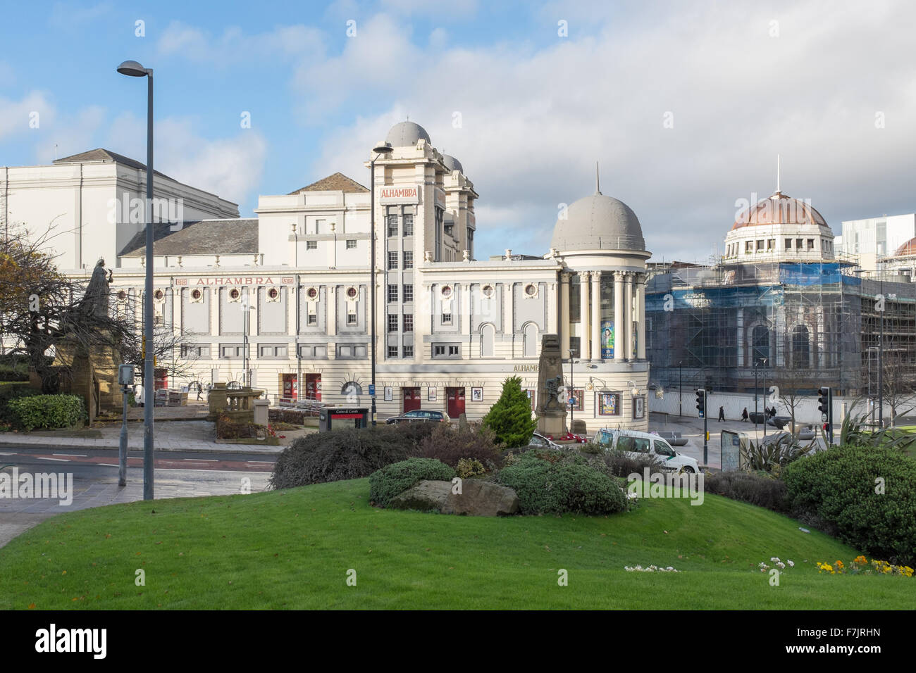 Alhambra Theatre di Bradford con il vecchio cinema Odeon in background Foto Stock