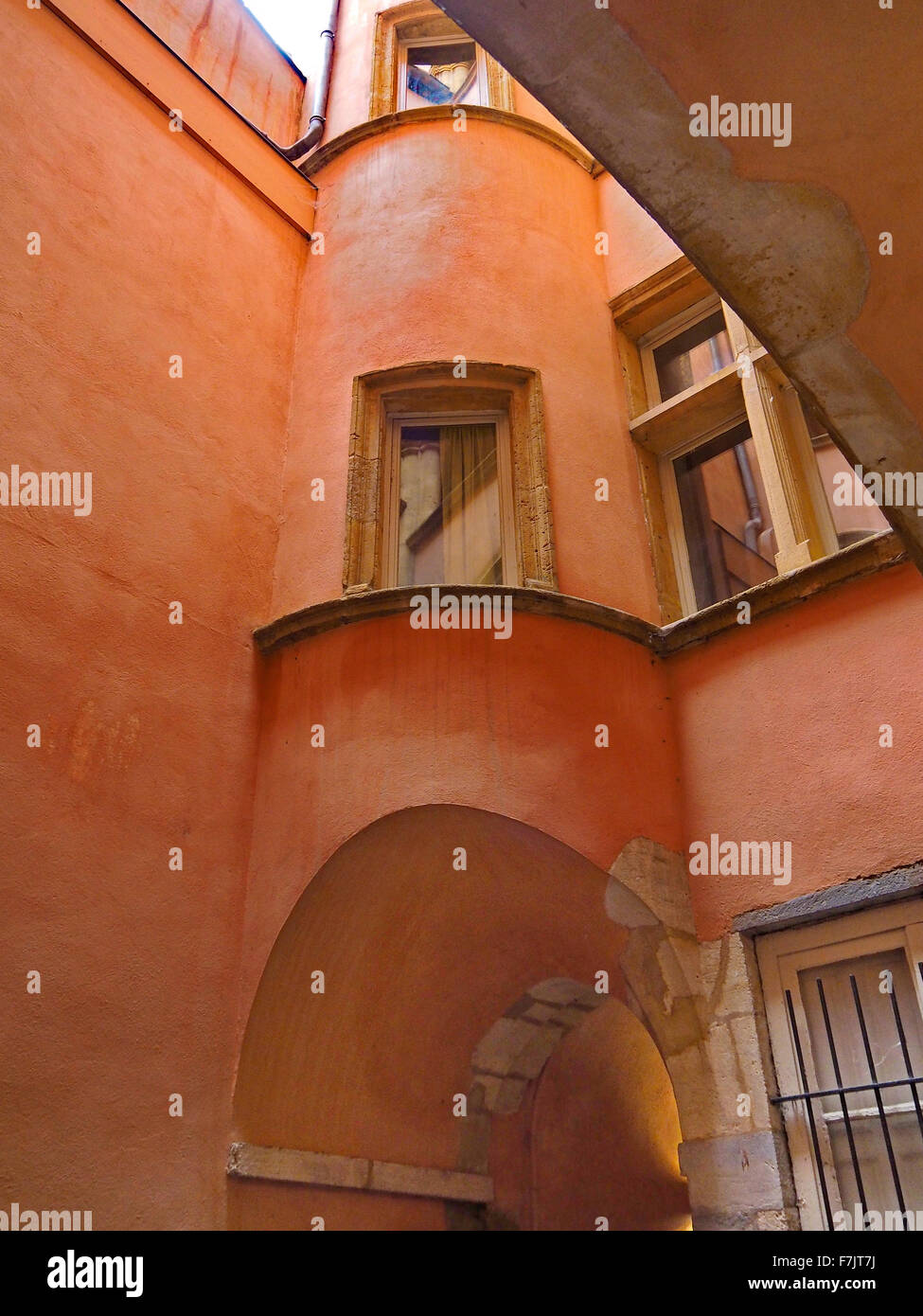 Appartamenti Colorati nascosti nei vicoli del centro città di Lione Francia meridionale Foto Stock
