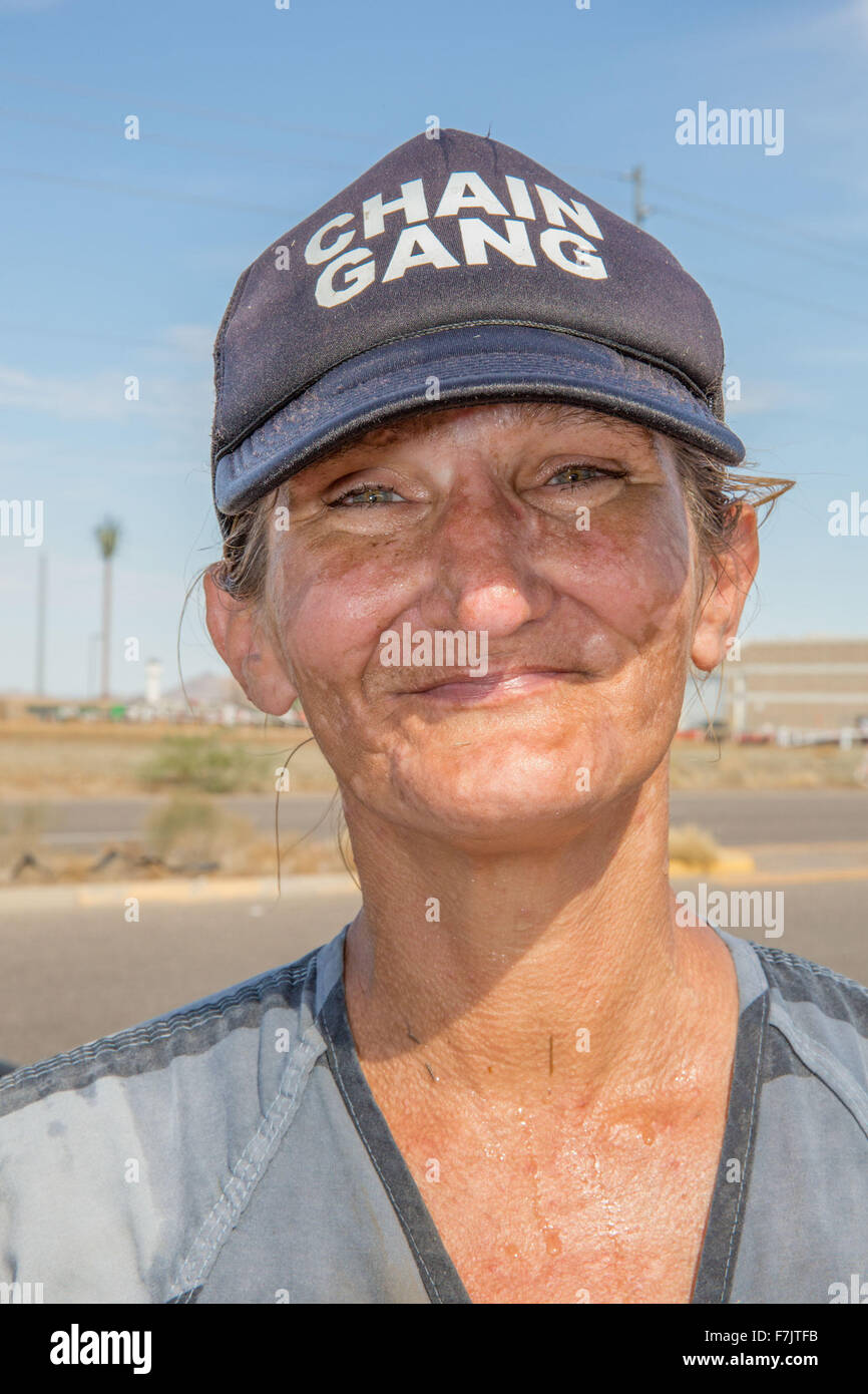 Agosto 24th, 2015, Phoenix, AZ, Stati Uniti d'America : Lana Post prima la fotocamera durante operazioni di diserbatura dovere come parte di Estrella prigione della catena unità di pista Foto Stock