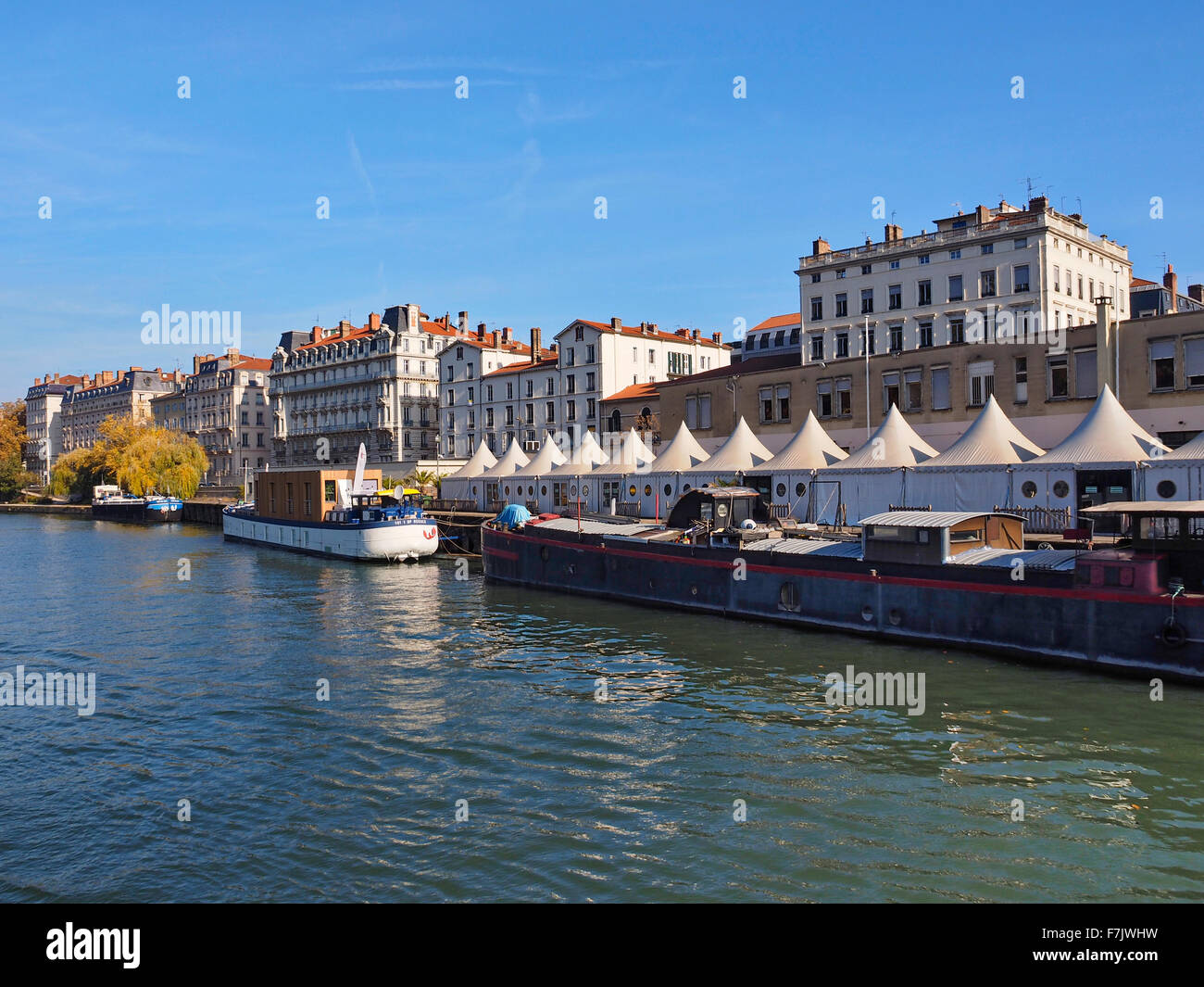 Moderno e architettura storica sulle rive del fiume Soane, Lione Francia Foto Stock