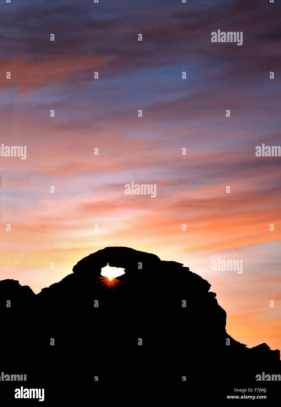 Arcata con sunrise. La Valle del Fuoco del parco statale, Nevada Foto Stock