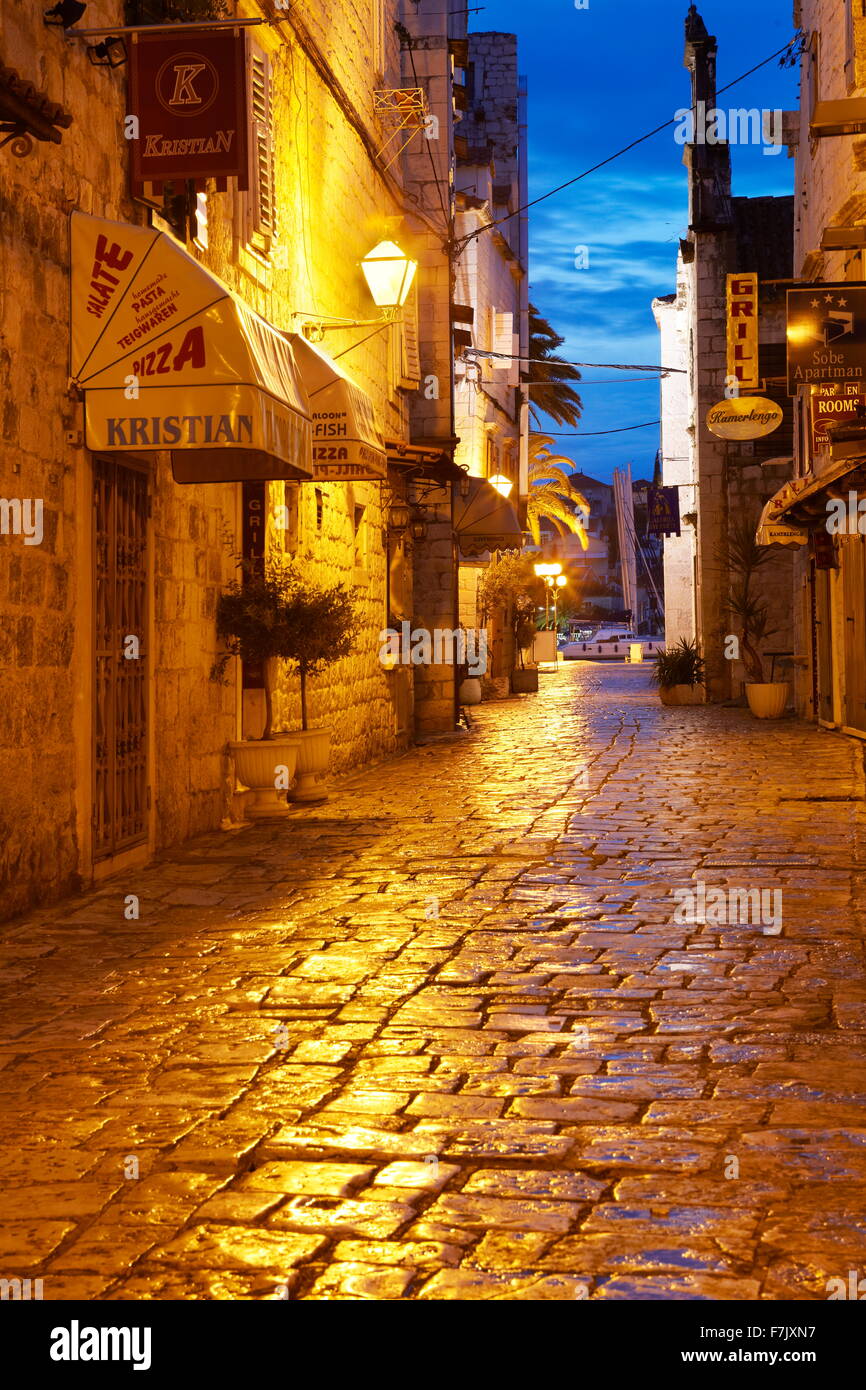 Trogir, la città vecchia strada di notte, Croazia Foto Stock