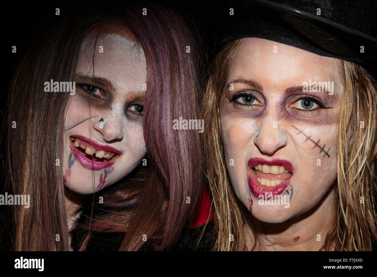 Halloween. Piccola ragazza e donna, madre e figlia, con facce dipinte e sembra esagerata. Foto Stock