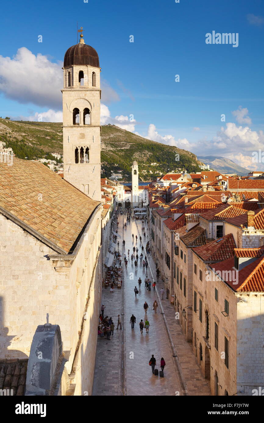 Dubrovnik Old Town Street - vista dalle mura della città, Dalmazia, Croazia Foto Stock