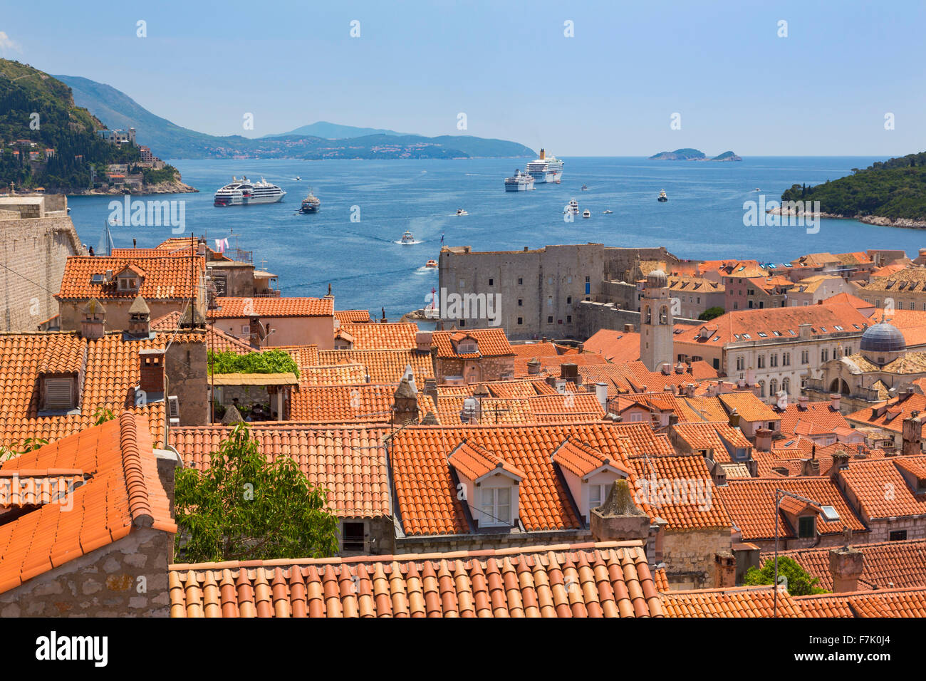 Dubrovnik, Dubrovnik-Neretva County, Croazia. Vista sui tetti della città vecchia dalla torre Minceta. Le barche nel porto vecchio. Foto Stock