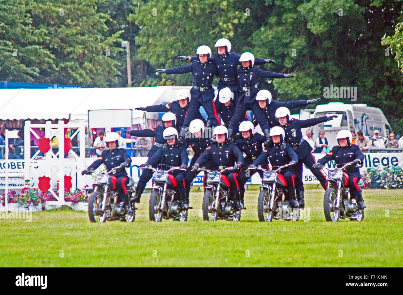 La Contea del Kent Visualizza Detling Kent White caschi moto Team Display piramide segnali reale Foto Stock