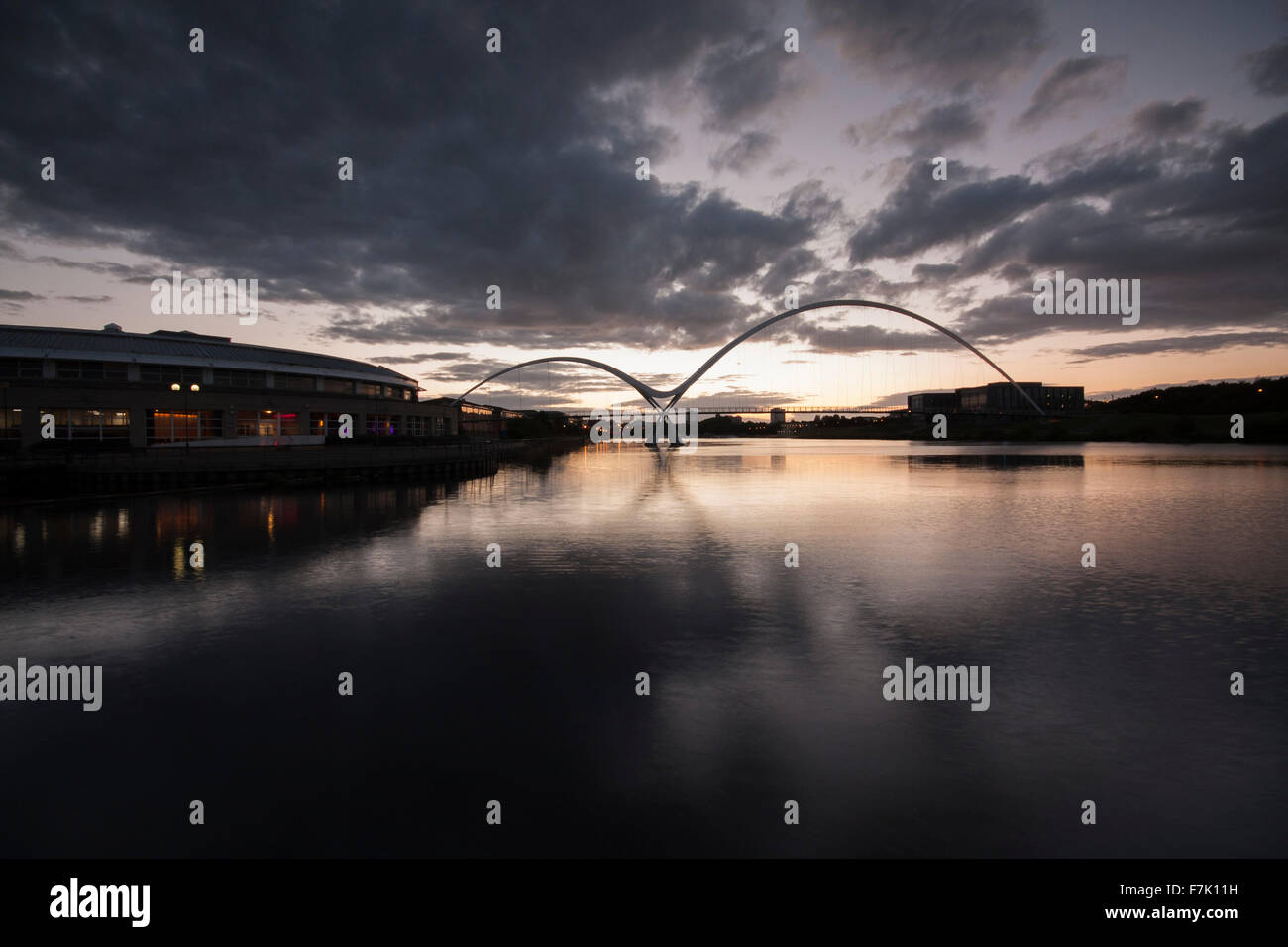 Vista del ponte di Infinity al tramonto del tempo nel quartiere di Stockton-on-Tees,North East England,UK mostra buio,presagio del cielo Foto Stock